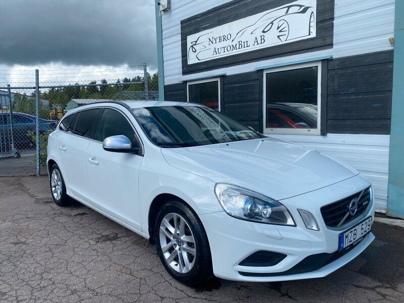 Vit Begagnad 2013 Volvo V60 R-Design Kombi | 114 900 kr (Marknadspris) - Bild 1/4