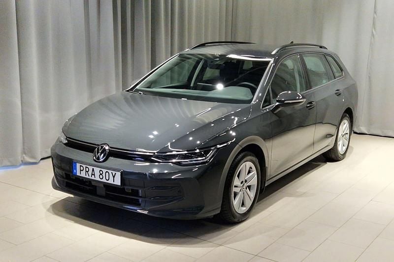 Mörkgrå (grå) Begagnad 2025 VW Golf VIII Life Kombi | 329 900 kr (Marknadspris) - Bild 1/4