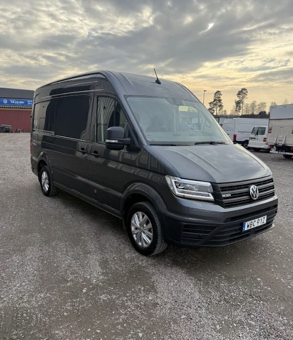 Grå Begagnad 2024 VW Crafter Van | 631 250 kr (Marknadspris) - Bild 1/4