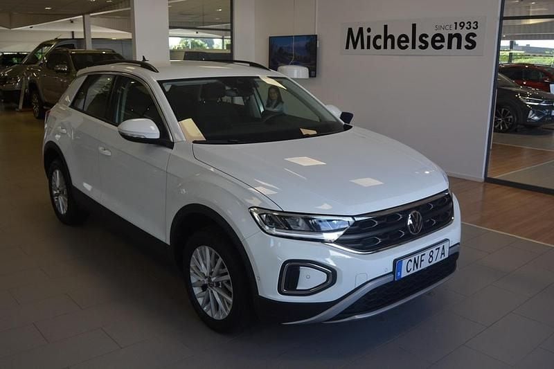 Vit Begagnad 2024 VW T-Roc Life SUV | 299 900 kr (Marknadspris) - Bild 1/4
