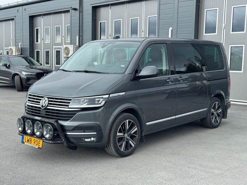 Grå Begagnad 2020 VW Multivan Highline Minibuss | 493 750 kr (Lite dyr) - Bild 1/4
