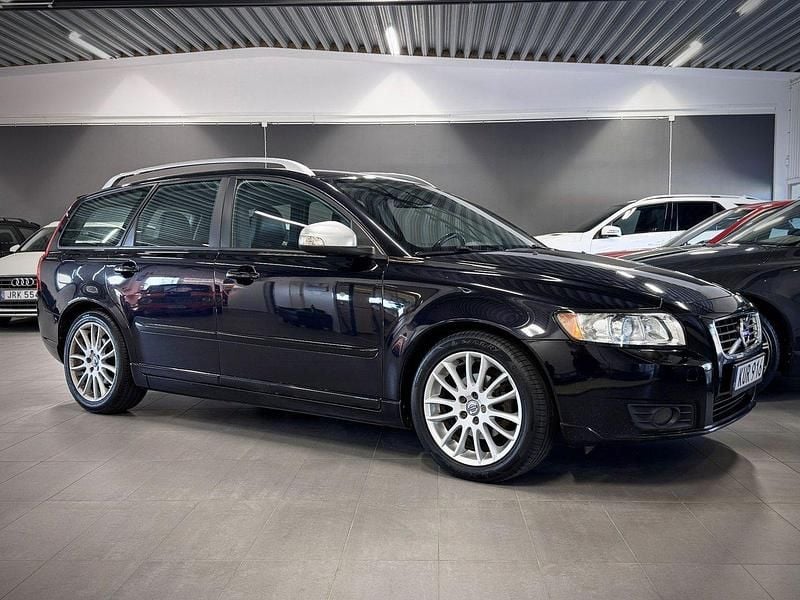 Svart Begagnad 2010 Volvo V50 Summum Kombi | 59 900 kr (Marknadspris) - Bild 1/4