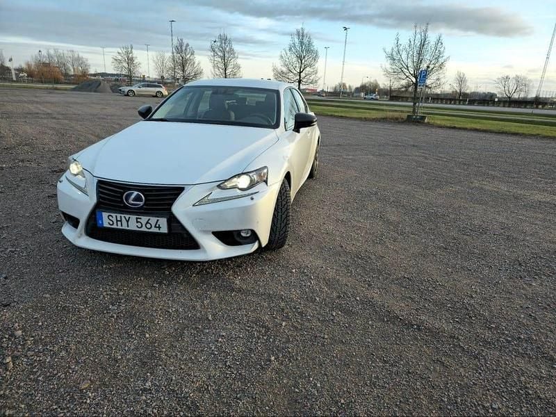 Pärlemors vit Begagnad 2016 Lexus IS300h Sedan | 230 000 kr (Dyr) - Bild 1/4