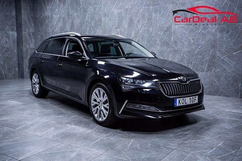 Svart Begagnad 2022 Skoda Superb Business Line Kombi | 209 800 kr (Marknadspris) - Bild 1/4