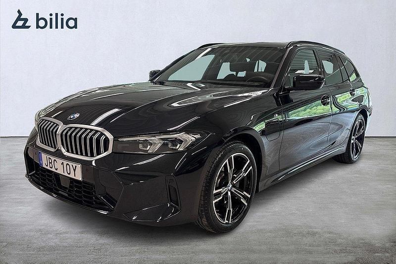 Svart Begagnad 2024 BMW 330e M Sport Kombi | 539 900 kr - Bild 1/3