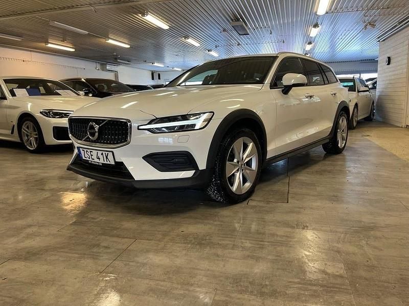 Begagnad Volvo V60 CC Momentum 190 HK (139 kW) 2019 Vit Kombi