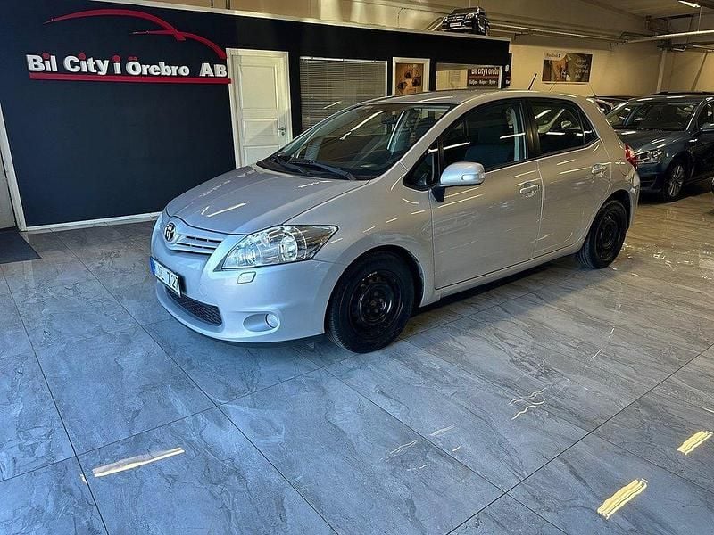 Silver Begagnad 2010 Toyota Auris Plus Halvkombi | 54 900 kr (Marknadspris) - Bild 1/4
