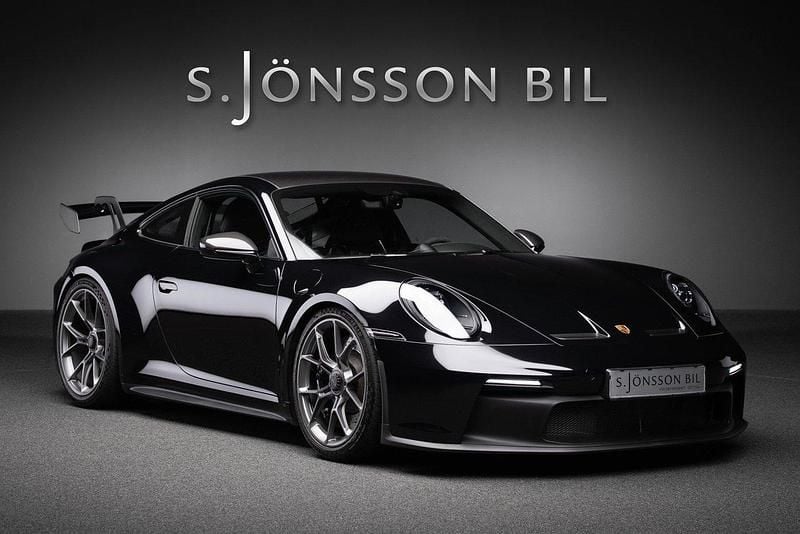 Svart (jet black metallic) Begagnad 2024 Porsche 911 GT3 Sportkupé | 2 495 000 kr (Dyr) - Bild 1/4