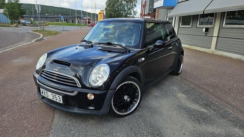 Svart Begagnad 2003 Mini Cooper S Halvkombi | 39 000 kr (Marknadspris) - Bild 1/4