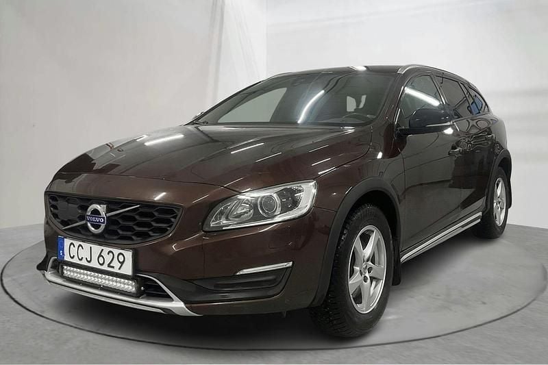 Brun Begagnad 2017 Volvo V60 CC Summum Kombi | 181 000 kr (Superpris) - Bild 1/4