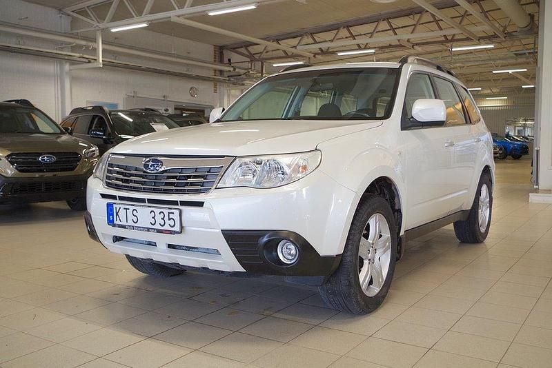 Vit Begagnad 2010 Subaru Forester SUV | 59 000 kr (Bra pris) - Bild 1/4