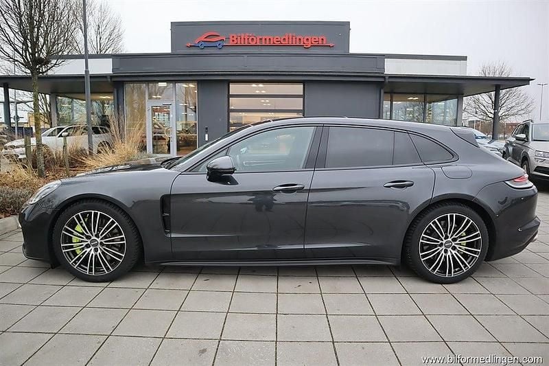 Grå Begagnad 2023 Porsche Panamera Sport Turismo Kombi | 829 900 kr (Bra pris) - Bild 1/4