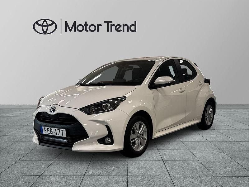 Vit Begagnad 2022 Toyota Yaris Hybrid Active Halvkombi | 219 900 kr (Marknadspris) - Bild 1/4