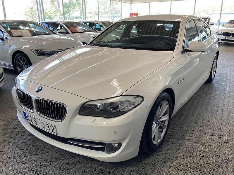 Vit Begagnad 2012 BMW 520 Sedan | 119 000 kr (Marknadspris) - Bild 1/4