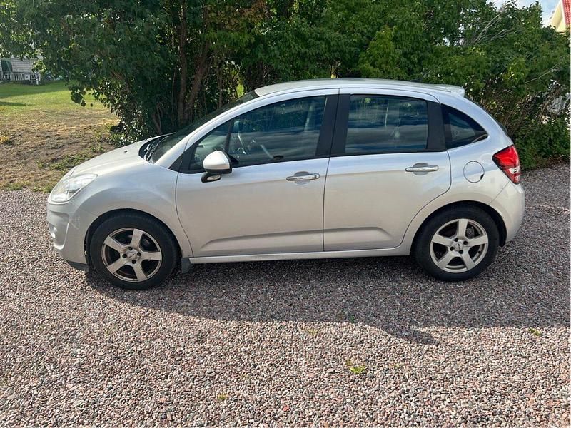 Silver Begagnad 2012 Citroën C3 Halvkombi | 30 000 kr (Marknadspris) - Bild 1/4