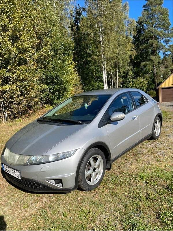 Silver Begagnad 2006 Honda Civic Sport Halvkombi | 28 500 kr (Marknadspris) - Bild 1/4