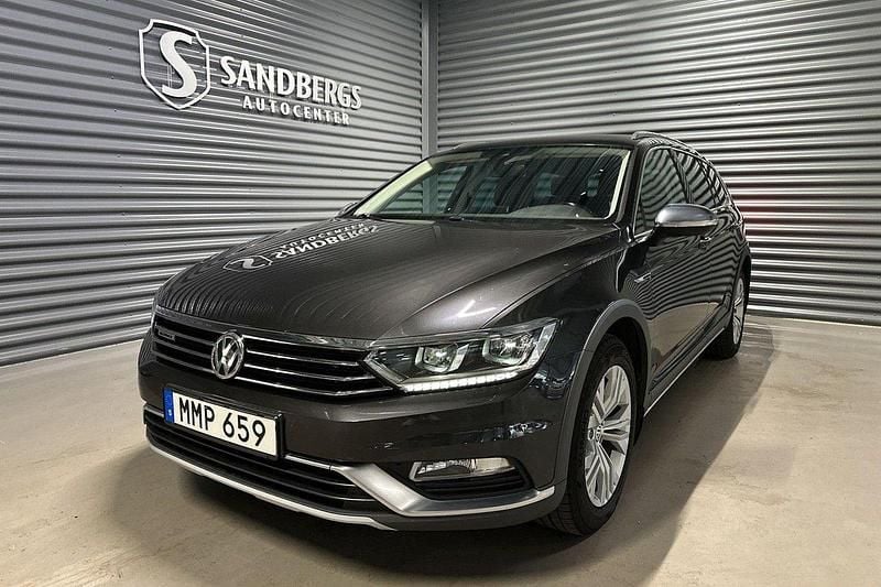 Mörkgrå Begagnad 2017 VW Passat Alltrack Kombi | 209 500 kr (Marknadspris) - Bild 1/4