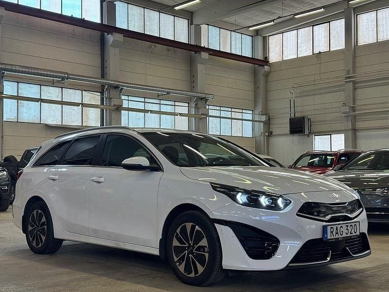Vit Begagnad 2024 Kia Ceed Advance Kombi | 284 900 kr (Marknadspris) - Bild 1/4