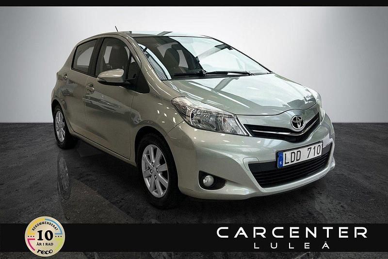 Ljusgrå Begagnad 2011 Toyota Yaris Active Halvkombi | 79 900 kr (Marknadspris) - Bild 1/4