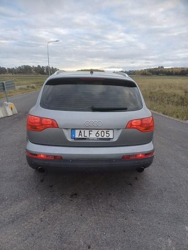 Begagnad Audi Q7 Design 350 HK (257 kW) 2006 Grå SUV