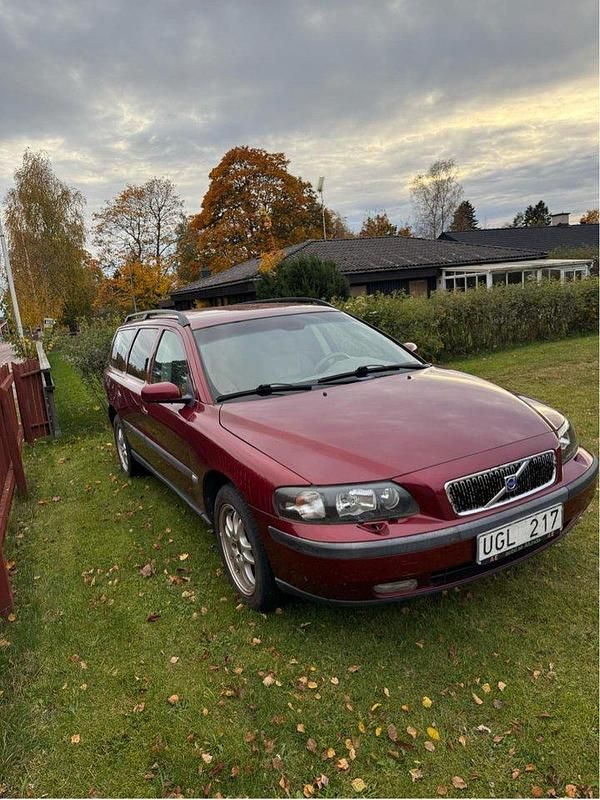 Röd Begagnad 2004 Volvo V70 Kombi | 25 000 kr (Marknadspris) - Bild 1/4