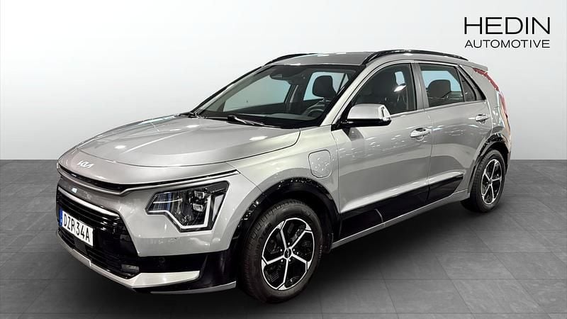 Grå metallic Begagnad 2022 Kia Niro 2 SUV | 174 900 kr (Marknadspris) - Bild 1/4