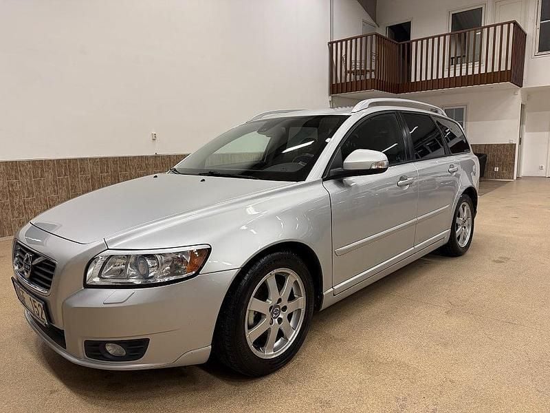 Ljusgrå Begagnad 2011 Volvo V50 Momentum Kombi | 64 900 kr (Marknadspris) - Bild 1/4