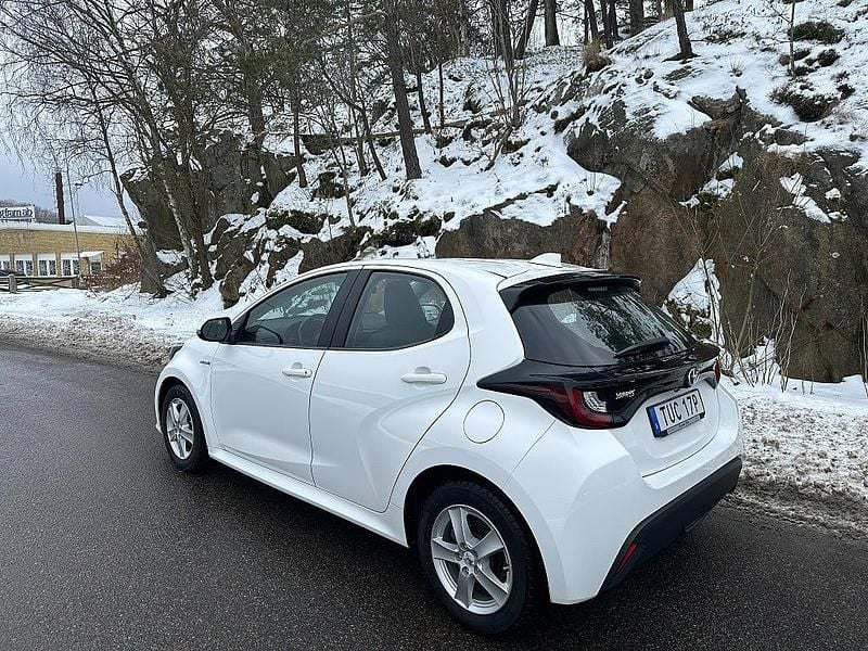 Begagnad Toyota Yaris Hybrid Active 116 HK (85 kW) 2021 Vit Halvkombi