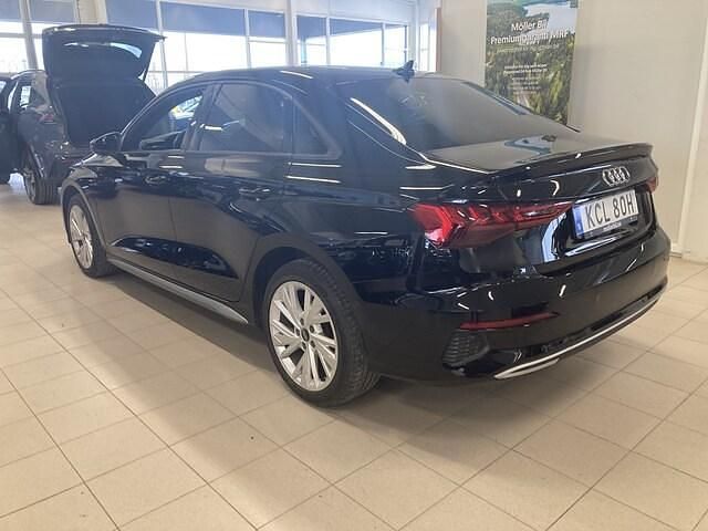Begagnad Audi A3 Advanced 150 HK (110 kW) 2023 Brillantschwarz Sedan
