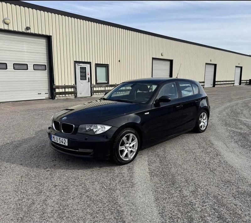 Svart Begagnad 2010 BMW 118 Advantage Halvkombi | 54 900 kr (Marknadspris) - Bild 1/4