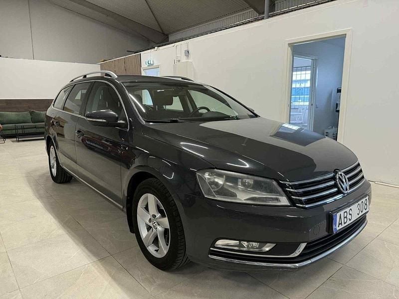 Mörkgrå (grå) Begagnad 2011 VW Passat Kombi | 59 900 kr (Marknadspris) - Bild 1/4