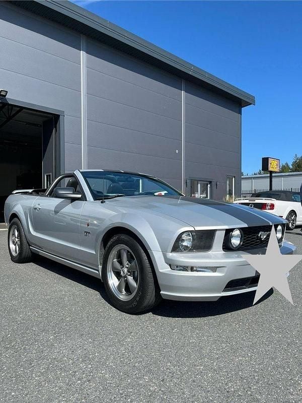 Silver Begagnad 2006 Ford Mustang GT Convertible Cab | 229 000 kr (Marknadspris) - Bild 1/4