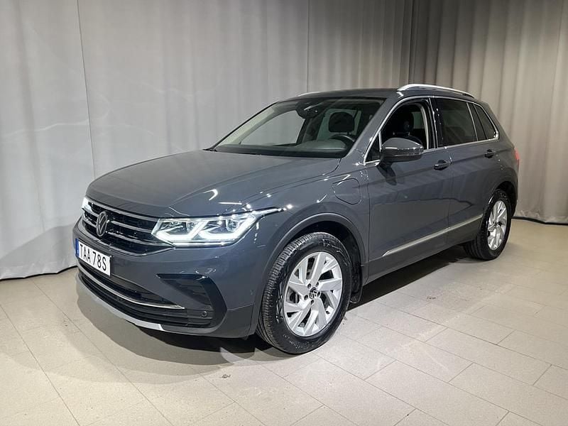 Grå Begagnad 2023 VW Tiguan Elegance SUV | 349 900 kr (Marknadspris) - Bild 1/4