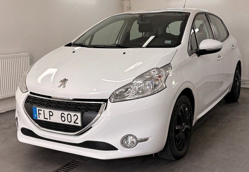 Vit Begagnad 2012 Peugeot 208 Halvkombi | 47 400 kr (Marknadspris) - Bild 1/4