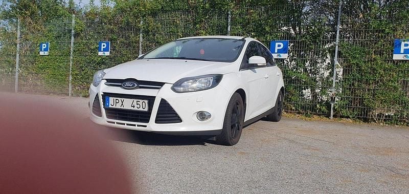 Vit Begagnad 2013 Ford Focus Titanium Halvkombi | 59 000 kr (Marknadspris) - Bild 1/4