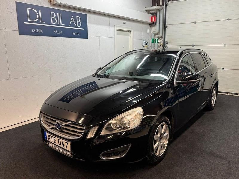 Svart Begagnad 2011 Volvo V60 Momentum Kombi | 107 900 kr (Marknadspris) - Bild 1/4