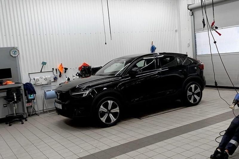Svart Begagnad 2023 Volvo C40 Core SUV | 359 900 kr (Marknadspris) - Bild 1/4