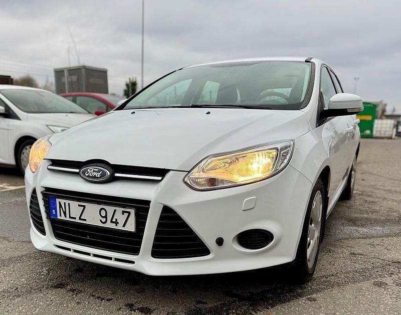 Vit Begagnad 2013 Ford Focus Trend Kombi | 73 900 kr (Marknadspris) - Bild 1/4