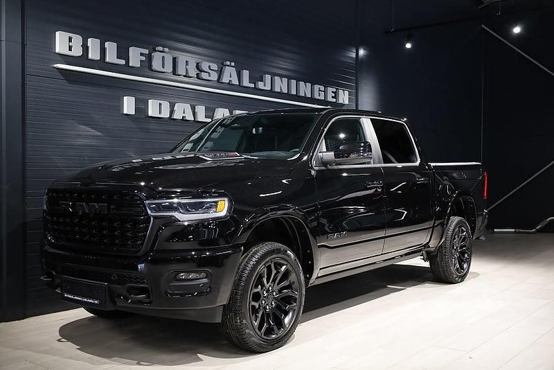 Svart Ny 2025 RAM 1500 Pickup | 1 269 000 kr (Marknadspris) - Bild 1/4