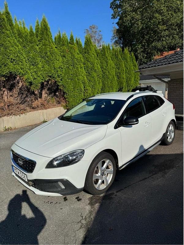 Vit Begagnad 2013 Volvo V40 CC Summum Kombi | 129 900 kr (Marknadspris) - Bild 1/4