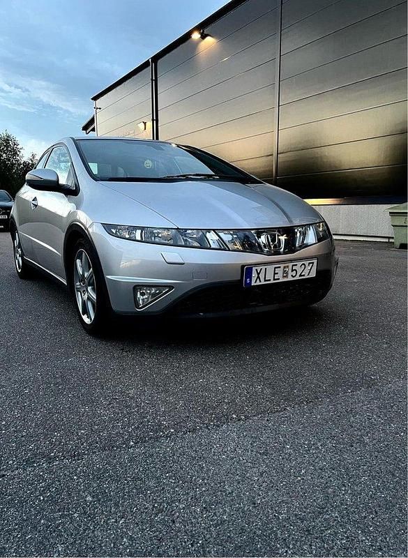 Silver Begagnad 2006 Honda Civic Sport Halvkombi | 28 500 kr (Marknadspris) - Bild 1/4