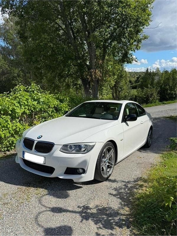 Vit Begagnad 2013 BMW 335 Comfort Edition Sportkupé | 275 000 kr (Bra pris) - Bild 1/4
