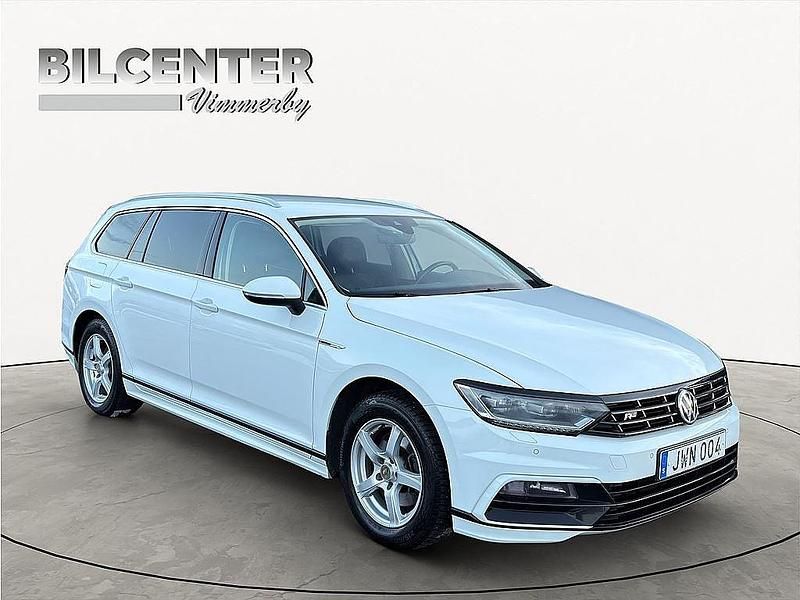 Vit Begagnad 2018 VW Passat R-line Kombi | 164 500 kr (Marknadspris) - Bild 1/4