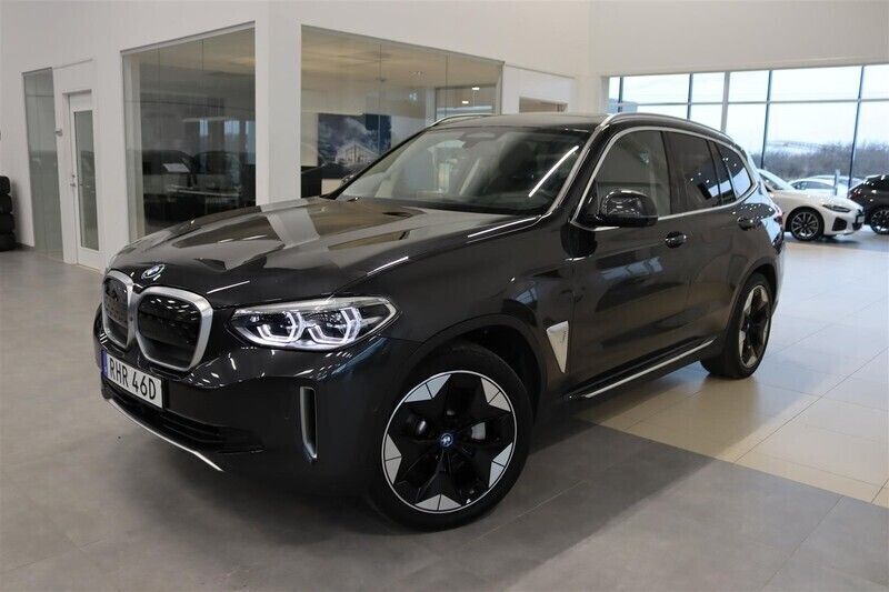 Grå/silver Begagnad 2021 BMW iX3 SUV | 384 800 kr (Superpris) - Bild 1/4
