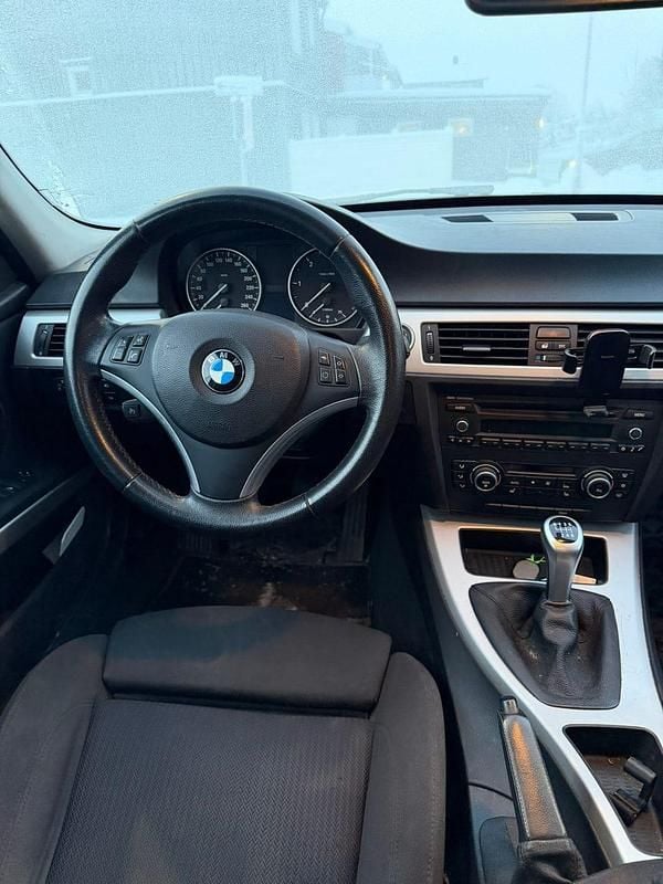 Begagnad BMW 318 143 HK (105 kW) 2010 Vit Kombi