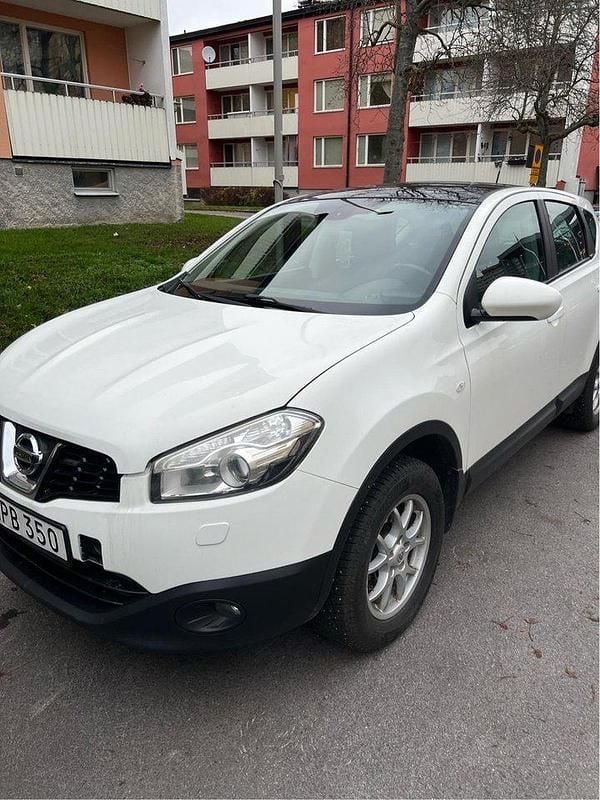 Vit Begagnad 2010 Nissan Qashqai SUV | 115 000 kr (Dyr) - Bild 1/4