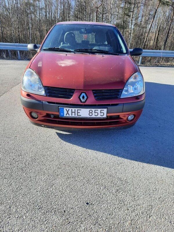 Röd Begagnad 2006 Renault Clio R.S. Authentique Halvkombi | 17 000 kr (Marknadspris) - Bild 1/4