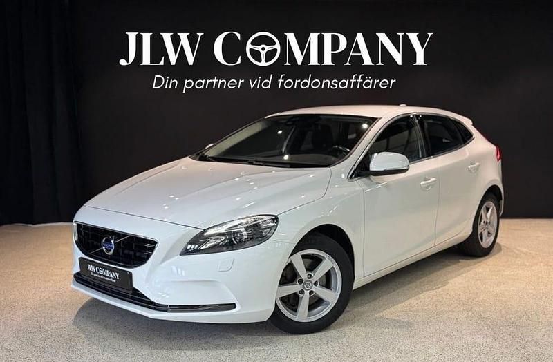 Vit Begagnad 2015 Volvo V40 Momentum Kombi | 154 900 kr (Marknadspris) - Bild 1/4