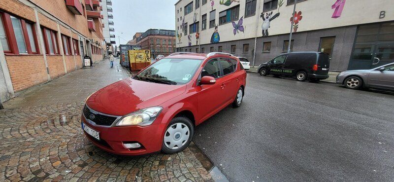 Röd Begagnad 2010 Kia Ceed Sportswagon 4 Kombi | 46 000 kr (Marknadspris) - Bild 1/4
