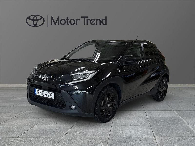 Svart Begagnad 2023 Toyota Aygo Comfort Halvkombi | 165 000 kr (Marknadspris) - Bild 1/4